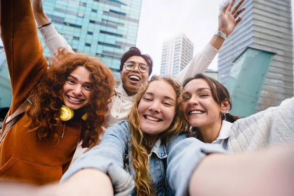 Amis Adolescents Prenant Selfie Portrait Avec Téléphone Portable Extérieur Dans — Photo