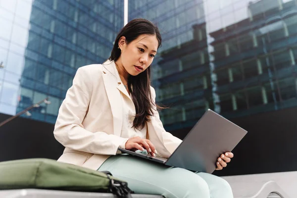 Young Asian Professional Business Woman Arbeider Med Bærbar Datamaskin Utenfor – stockfoto