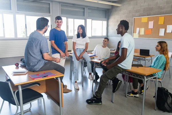 Estudiantes Jóvenes Profesores Conversando Aula Imagen De Stock