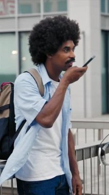 Şehirde telefonla konuşan modaya uygun Afro-Amerikan adam - dikey video
