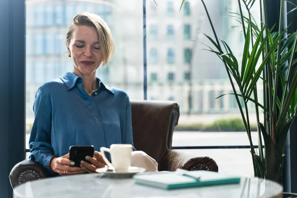 Vellykket Inspirerte Profesjonelle Kvinner Til Drikke Kaffe Ved Hjelp Smarttelefon – stockfoto