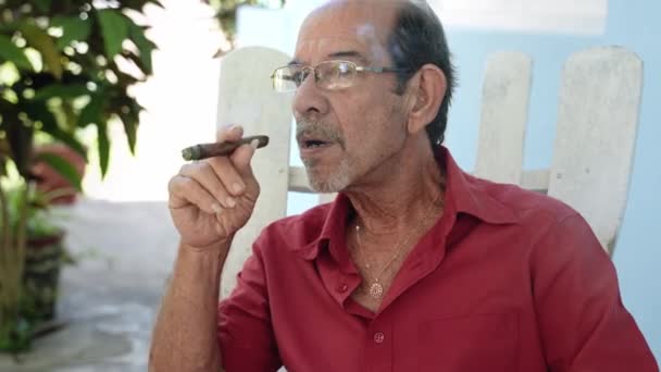 Portret Van Senior Spaanse Man Die Een Traditionele Cubaanse Sigaar — Stockvideo