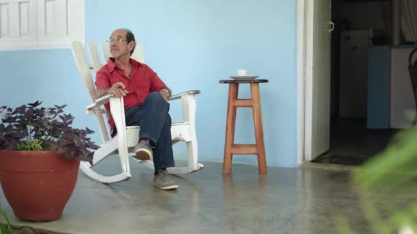 Senior Spaanse Man Ontspannen Thuis Gepensioneerde Persoon Rusten Zijn Veranda — Stockvideo