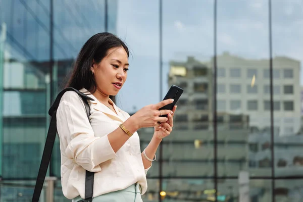 Unge Elegant Asian Business Woman Bruker Mobiltelefon Utendørs Byen – stockfoto