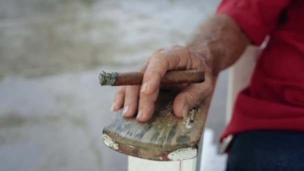 Gamle Mannens Hand Röker Traditionell Kubansk Cigarr Som Sitter Hemma — Stockvideo