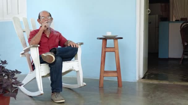Portret Van Een Ontspannen Seniorenspaanse Man Die Thuis Een Sigaar — Stockvideo