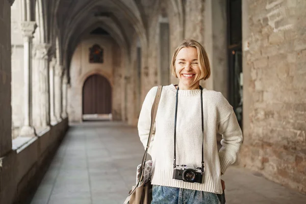 Nuori Turisti Valokuvaaja Vierailee Muinaisessa Kaupungissa Hymyilevä Nainen Jolla Kamera — kuvapankkivalokuva