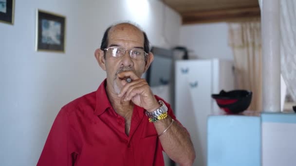 Retrato Hombre Hispano Mayor Usando Una Camisa Roja Fumando Cigarro — Vídeos de Stock