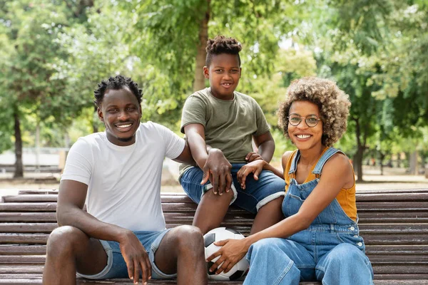 Muotokuva Afrikkalainen Amerikkalainen Perhe Puistossa — kuvapankkivalokuva