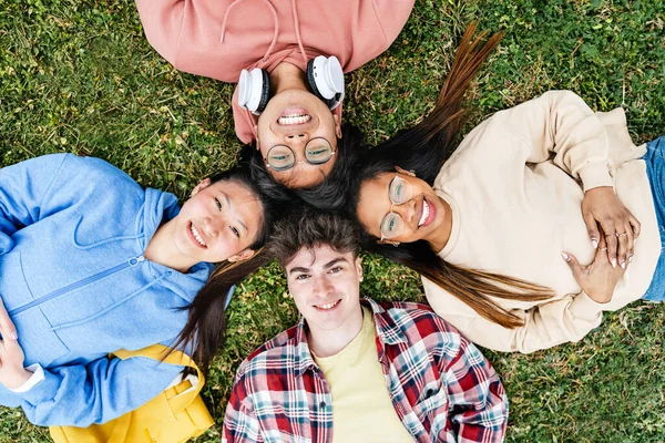 Unge Studentervenner Har Det Sjovt Græsset Sammen Ser Til Kameraet Stock-foto