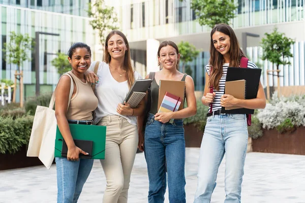 Gruppe Kvinnelige Studenter Jenter Ser Kamera Som Smiler Utendørs Universitetsområdet – stockfoto