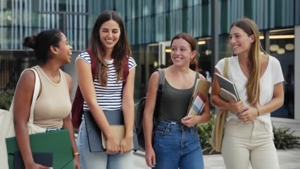 Grupo Amigos Estudiantes Universitarios Hablando Saliendo Del Campus Universitario — Vídeo de stock