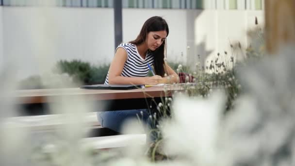 Mujer Joven Inspirada Escribiendo Algunas Notas Parque Estudiante Pensando Trabajando — Vídeos de Stock