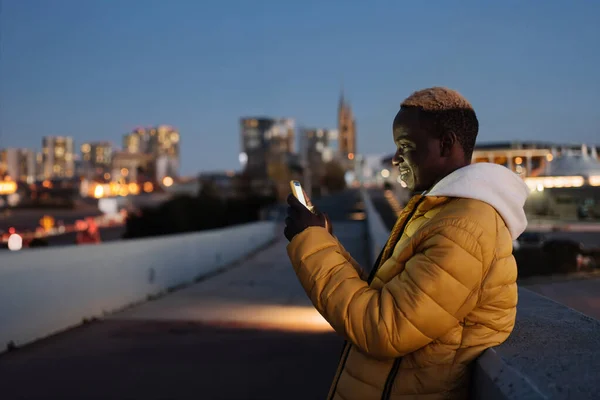 Unge Afrikansk Amerikansk Mann Som Bruker Mobiltelefon App Den Moderne – stockfoto