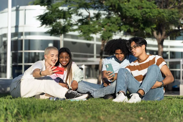 Gruppe Trendy Universitetsstudentvenner Som Sitter Sammen Med Mobiltelefoner Dele Innhold – stockfoto