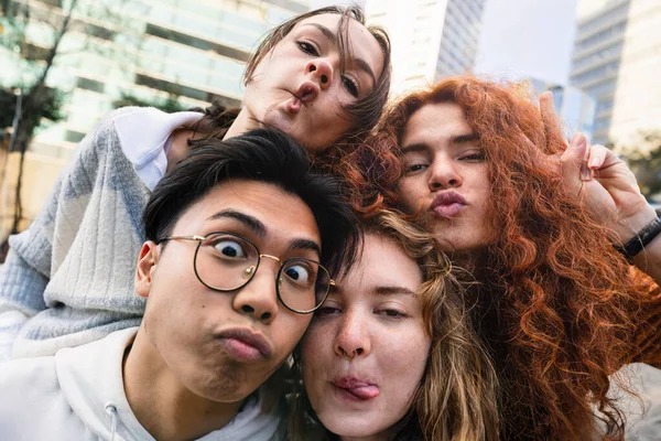 Unge Venner Lurer Lager Morsomme Ansikter Crazy Generasjon Ungdom Vennskap – stockfoto