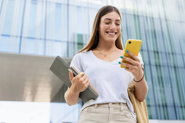 Selvsikker Ung Blond Kvinne Som Bruker Mobiltelefon Forretningskontordistriktet Moderne Student – stockfoto