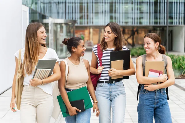 Группа Студенток Колледжа Разговаривает Выходит Университетского Городка Молодые Подруги Стоковое Фото