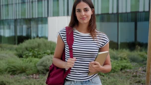 Retrato Una Joven Estudiante Hispana Escuela Universitaria Sosteniendo Libros Texto — Vídeos de Stock