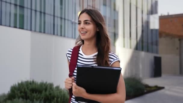 无忧无虑的西班牙裔年轻女子在大学校园里散步 现代女学生在城市里笑着 — 图库视频影像