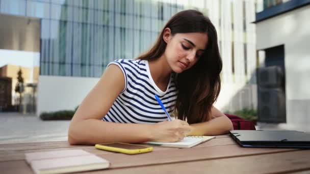 Mujer Hispana Inspirada Estudiando Escribiendo Notas Universidad Estudiante Pensando Trabajando — Vídeos de Stock