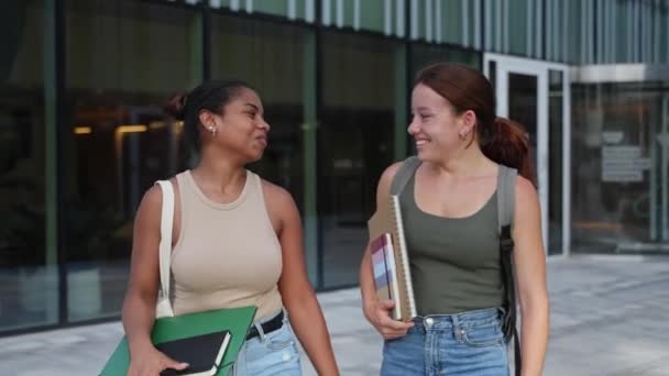 Universitetsstudent Flicka Vänner Med Lärande Böcker Promenader Skolan Byggnad African — Stockvideo