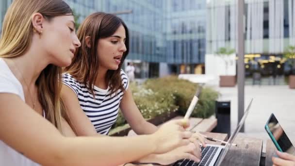 一群女生在大学校园里一起工作 用笔记本电脑进行期末考试的培训 女性朋友小组 — 图库视频影像