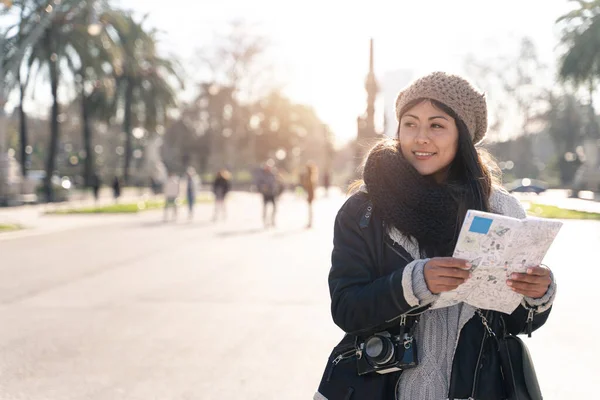 Nuori Aasialainen Matkailija Tilalla Kaupungin Kartta Talvilomilla Turisti Nainen Euroopassa — kuvapankkivalokuva