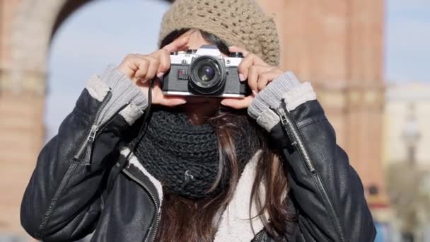 Jeune Touriste Asiatique Femelle Prenant Des Photos Avec Caméra Vintage — Video