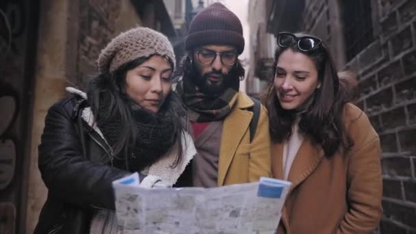 Веселые Юные Туристы Смотрят Карту Города Время Зимних Каникул Осмотр — стоковое видео