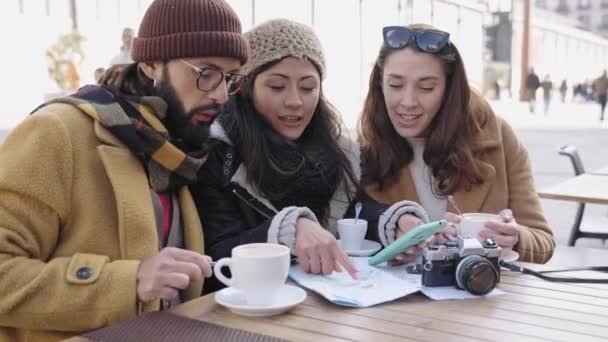 Τουριστικοί Φίλοι Κοιτάζοντας Έξυπνο Τηλέφωνο Ενώ Κάθεται Στο Καφέ Τον — Αρχείο Βίντεο