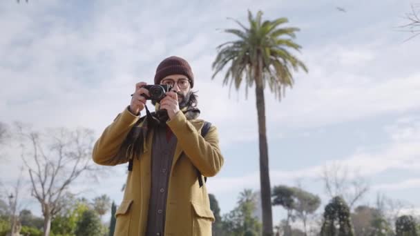 Podróżujący Mężczyzna Turysta Noszący Czapkę Szalik Robiący Zdjęcia Zimowe Wakacje — Wideo stockowe
