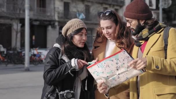 Przyjaciele Sprawdzają Mapę Miasta Telefon Komórkowy Poszukiwaniu Atrakcji Turystycznych Zimowe — Wideo stockowe