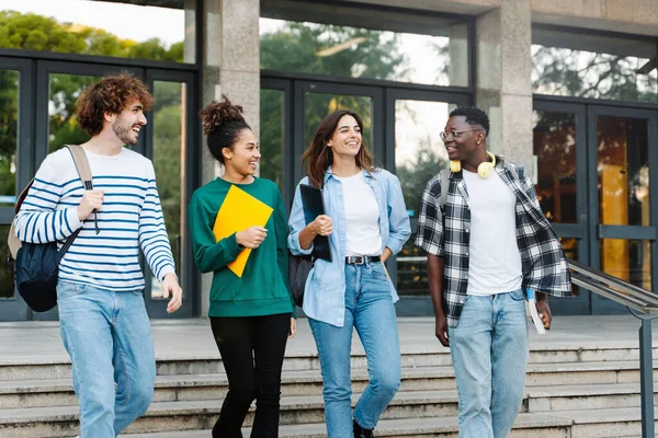 Gruppe Latinske Afroamerikanske Studentvenner Som Går Utenfor Universitetsbygningen – stockfoto
