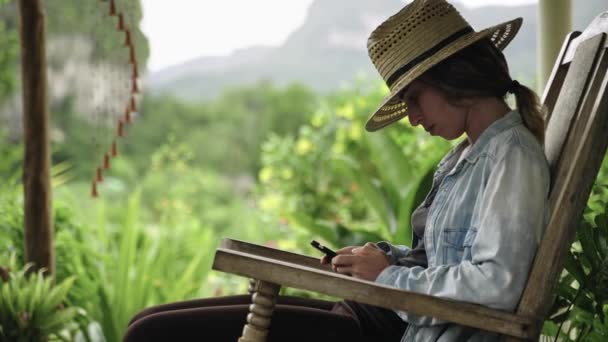 Молодая Латинская Женщина Расслабляется Помощью Мобильного Телефона Дома Сельской Местности — стоковое видео