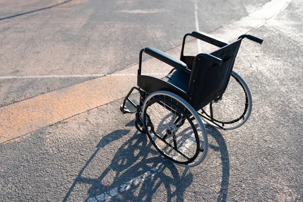 Rollstuhl Auf Außensportplatz Behinderten Und Inklusionskonzept lizenzfreie Stockbilder