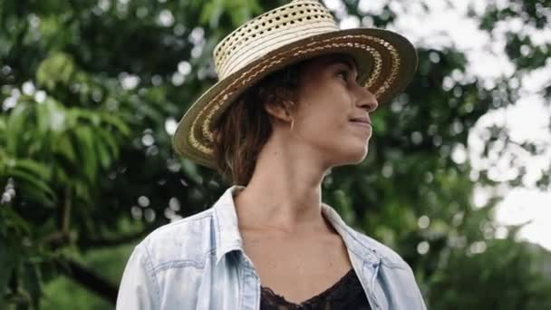Ritratto Giovane Donna Bionda Contadina Sorridente Nella Campagna Tropicale Popolazione — Video Stock