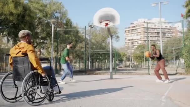 Молодой Афроамериканец Инвалидной Коляске Играет Баскетбол Друзьями — стоковое видео