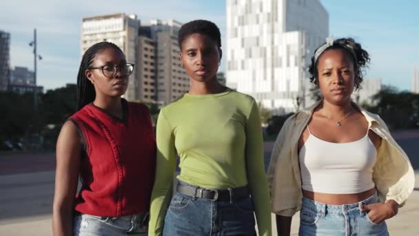 Tři Mladí Afroameričanky Přátelé Městě Usmívají Dívají Kamery — Stock video