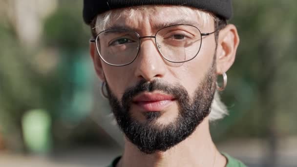 Портрет Усміхненого Модного Хіпстера Іспаномовного Чоловіка Окулярами Бородою — стокове відео