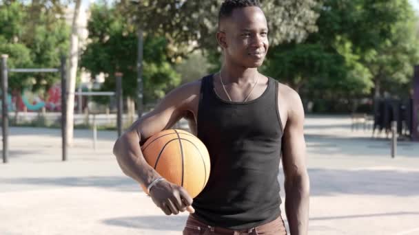 Африканський Американець Тримає Кошик Відкритому Повітрі Спортивний Спортсмен Портрет — стокове відео
