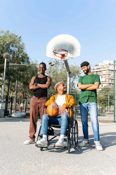 Unge Funksjonshemmet Afroamerikansk Mann Rullestol Basketballbane Med Venner – stockfoto