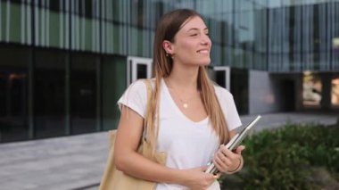 Neşeli sarışın üniversite öğrencisi üniversite stajyerliğine gidiyor.