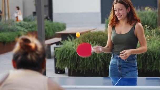 Vrolijke Jonge Vrouwen Vrienden Spelen Ping Pong Tafeltennis Plezier Hebben — Stockvideo