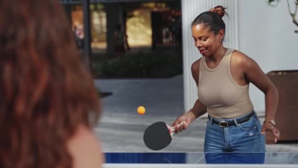 Jonge Vrouwen Spelen Ping Pong Tafeltennis Plezier Hebben Samen — Stockvideo