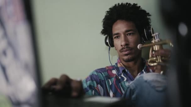 Trendy African American Χρησιμοποιώντας Φορητό Υπολογιστή Για Ηχογραφήσετε Τραγούδι Young — Αρχείο Βίντεο