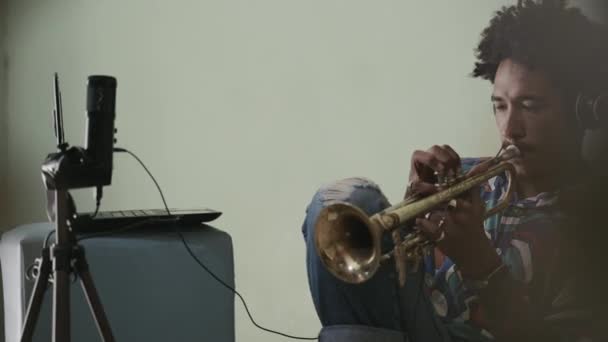 Jeune Homme Afro Américain Enregistrant Musique Jouant Trompette Jazz Latine — Video
