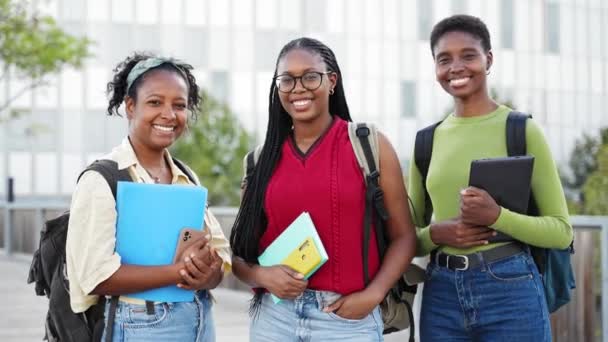 Grupo Estudantes Afro Americanas Meninas Olhando Para Câmera Sorrindo Livre — Vídeo de Stock