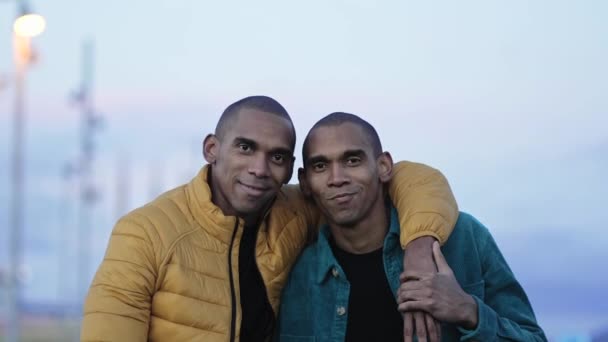 Hermanos Gemelos Abrazándose Con Amor Vistiendo Ropa Azul Amarilla — Vídeo de stock