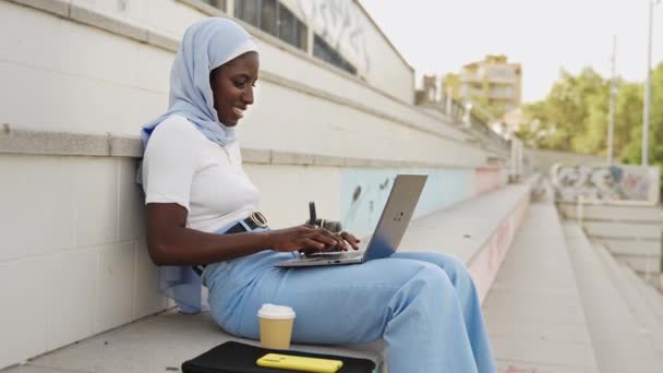 Joven Estudiante Africana Inspirada Usando Hiyab Musulmán Trabajando Computadora Portátil — Vídeos de Stock